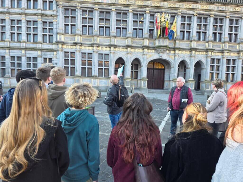Arrêt sur la Grand-Place de Tournai - Hainaut Culture - Rando de la Mémoire