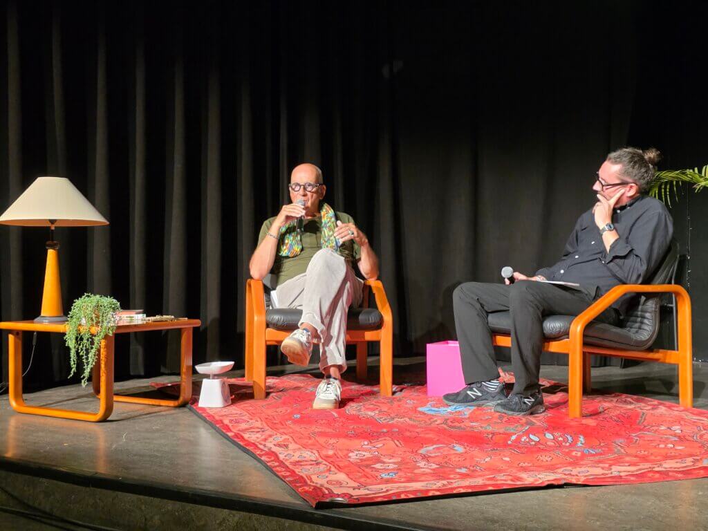 L'éditeur français Thierry Magnier, interrogé sur scène par David Francq, bibliothécaire-animateur à la Biliothèque d'Ath. 