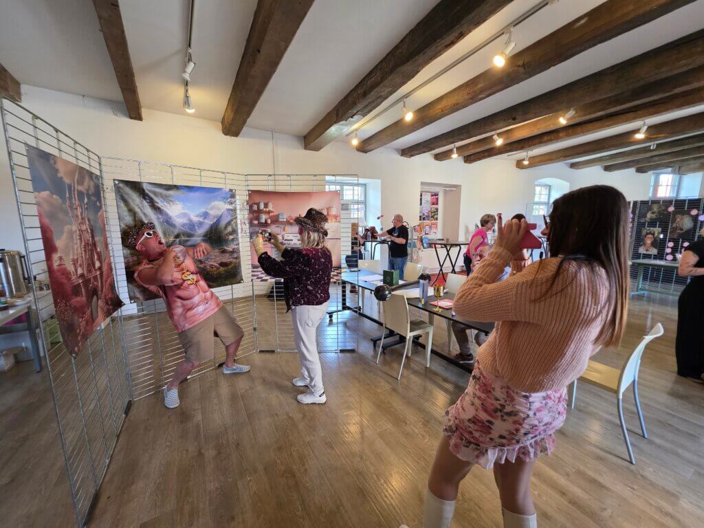 Bibliothécaires participants à l'atelier "Humour" et se mettant en scène lors d'un des animations